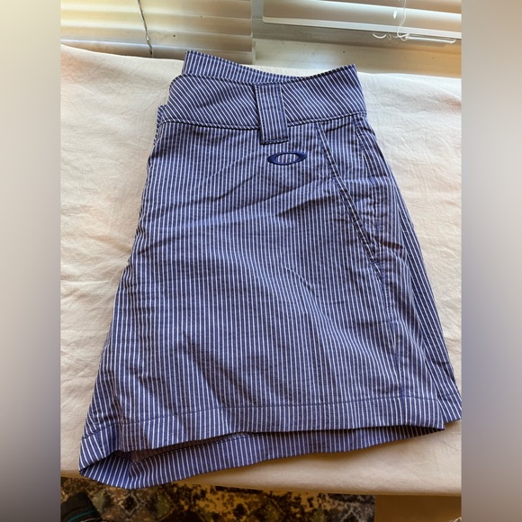 Oakley Women's Blue Back Nine Seersucker Striped Golf 5"‎ Shorts size 6​ - Picture 6 of 7